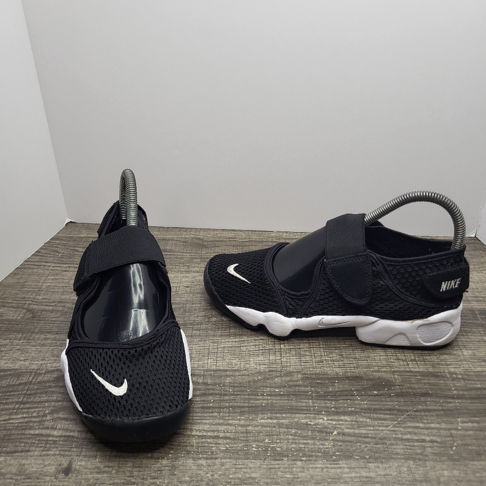 Nike Black White Slip-On Athletic Shoes with Hook Strap
